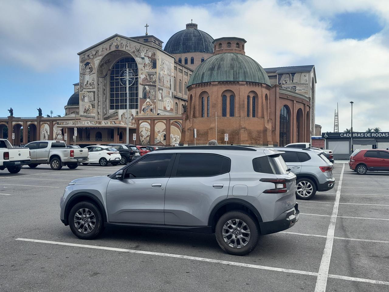 Veículo no estacionamento da Basílica de Aparecida