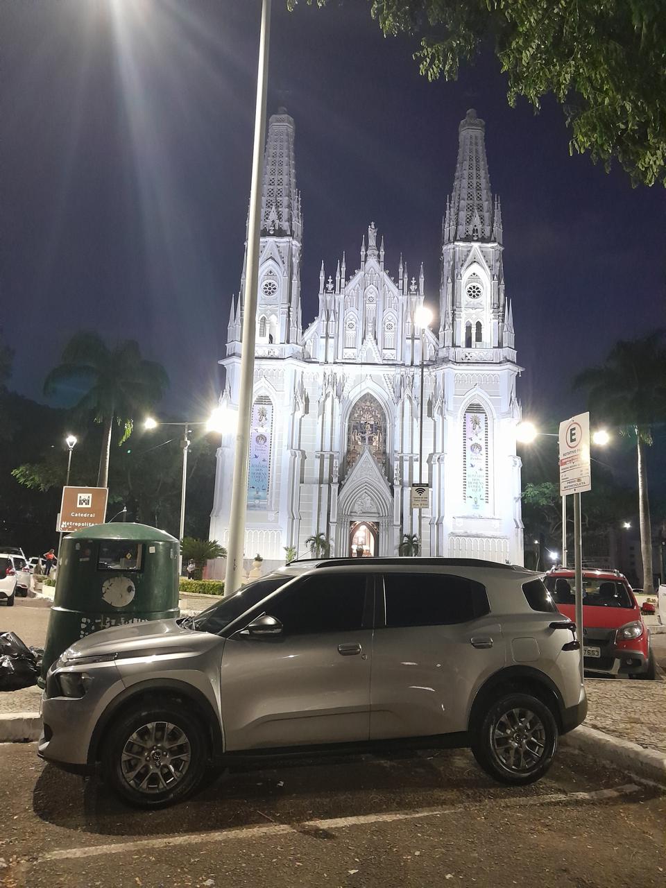 Veículo em frente à Catedral Metropolitana de Vitória à noite