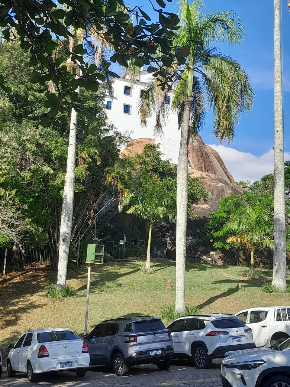 Veículo estacionado aos pés do Convento da Penha