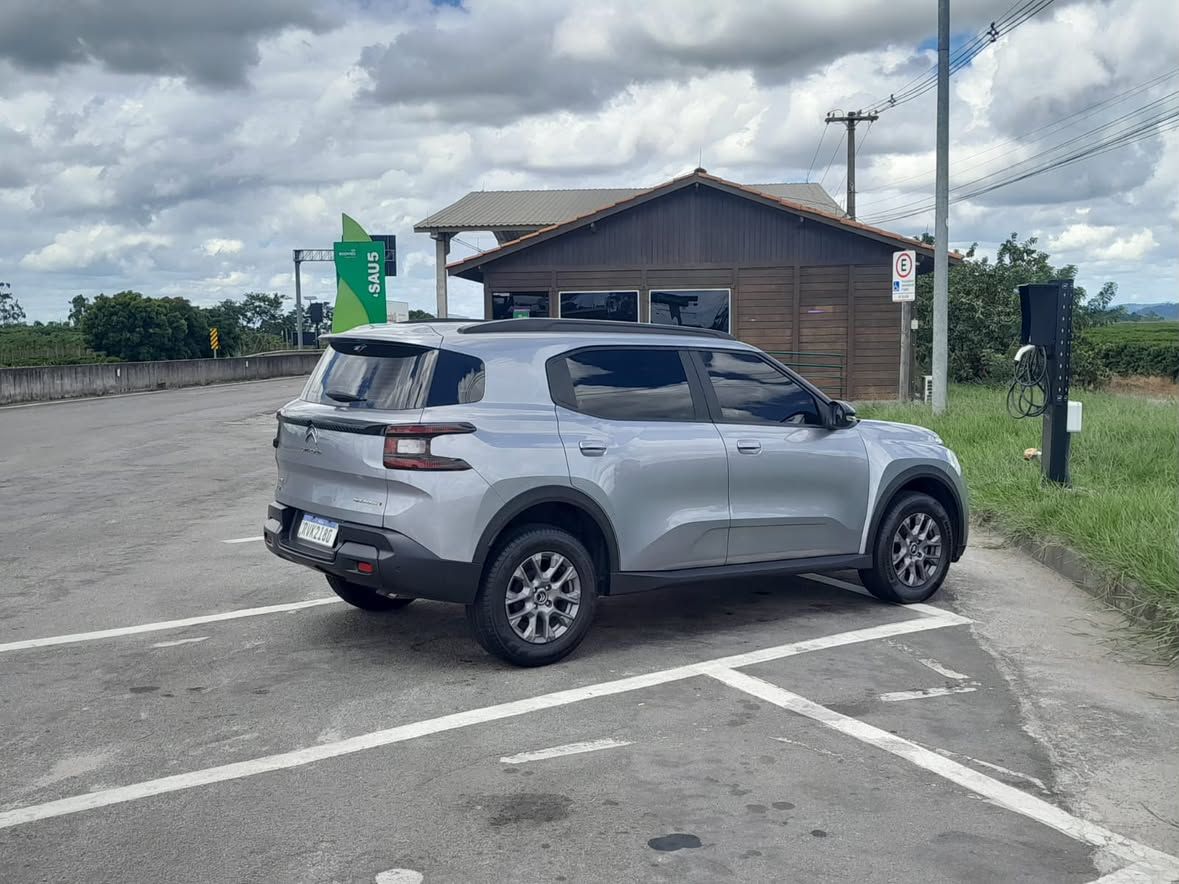 Veículo em parada de estrada durante viagem intermunicipal