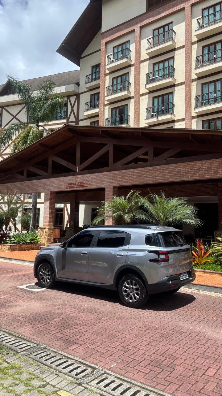 Veículo da Bonelli Transporte na entrada de um hotel na região serrana