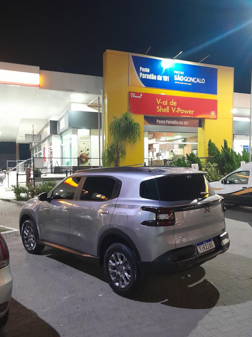 Veículo em parada noturna no Posto Paradão da 101