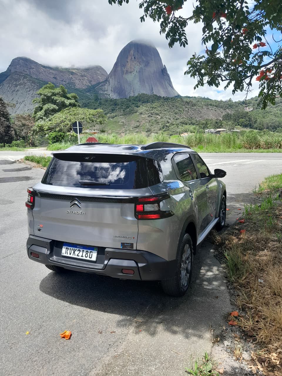 Veículo parado com a Pedra Azul ao fundo