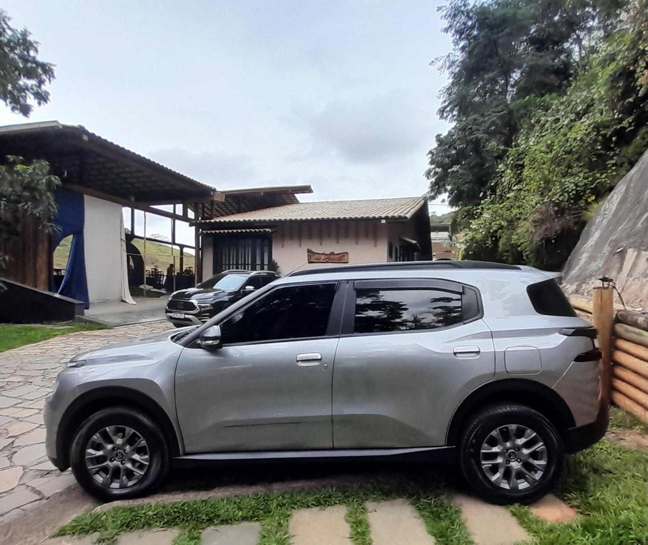 Veículo estacionado em pousada na serra