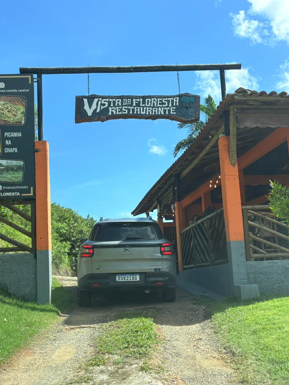 Veículo na entrada de restaurante na serra
