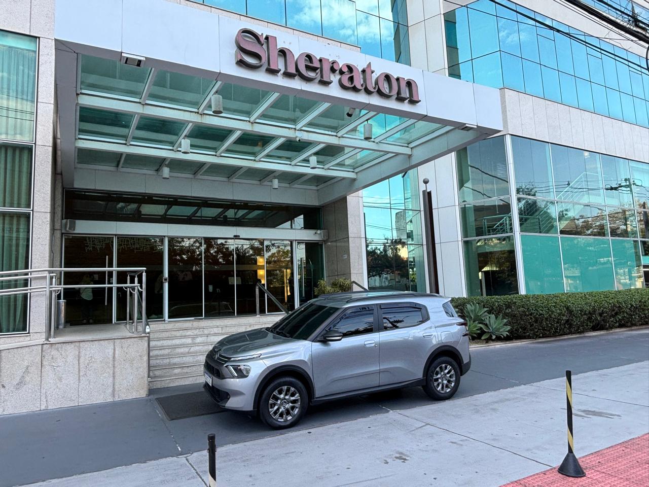 Veículo na entrada do hotel Sheraton